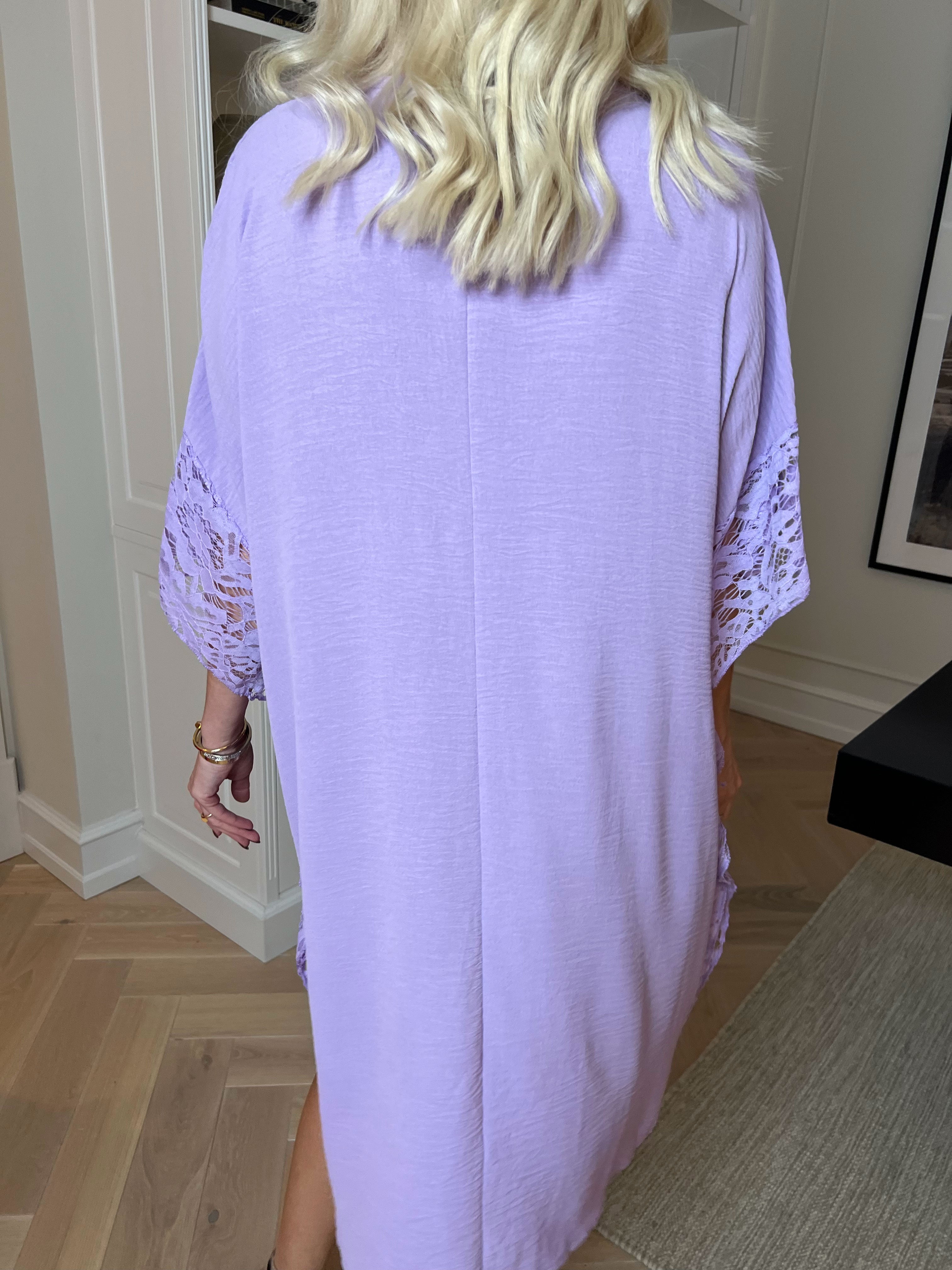 Frazzine - Kjole i løs pasform med blondekant ved ærmerne